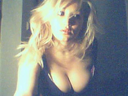 Jeune femme de 28 ans, sur Nantes, propose rdv discrets et très calins avec homme d'age mûr