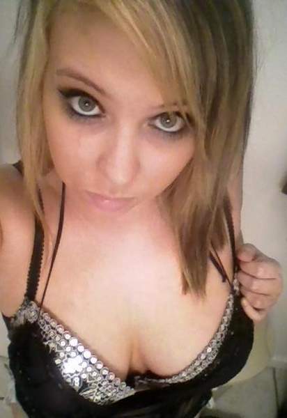 Femme de 26 ans sur Tours cherche un plan cul