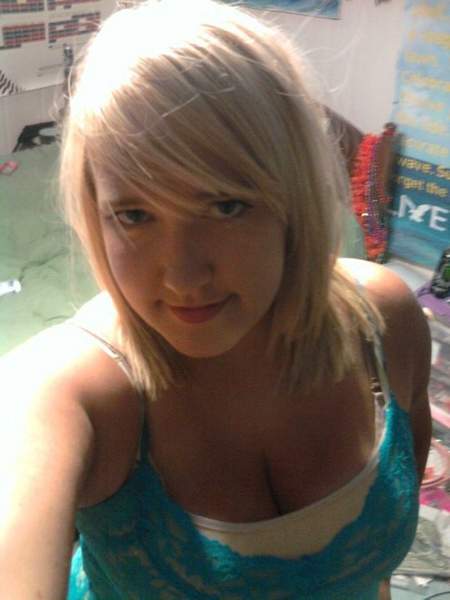 Estelle petite salope de 26 ans sur Paris cherche un mec