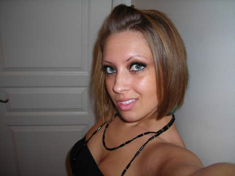 Anita grosse salope sur Amiens cherche un plan cul