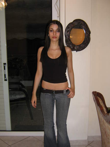 Jeune fille de 23 ans Nancy cherche un mec ou couple tout age confondu