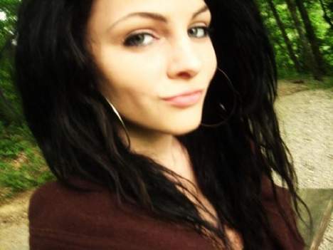 Elise cherche un homme motivé pour un plan cul à trois sur Paris
