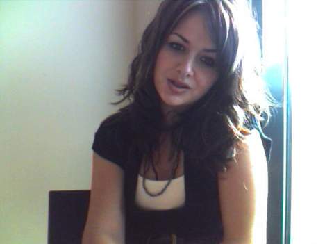 Laura belle brune sur Lyon cherche un homme pour combler un manque