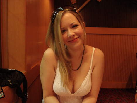 Lisa belle blonde avec une belle poitrine cherche un plan cul sur Metz