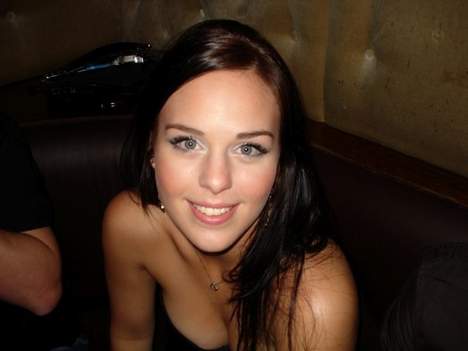 Julie jeune fille de 24 ans sur Paris cherche un plan cul