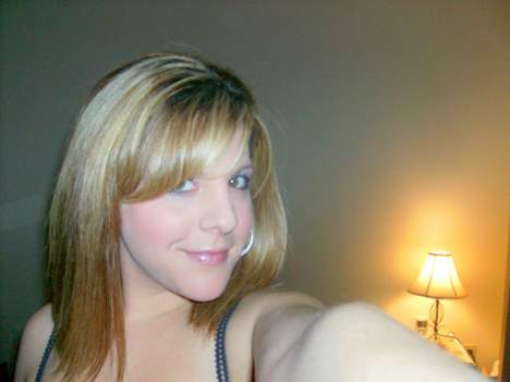 Jeune femme en couple cherche relation en journee