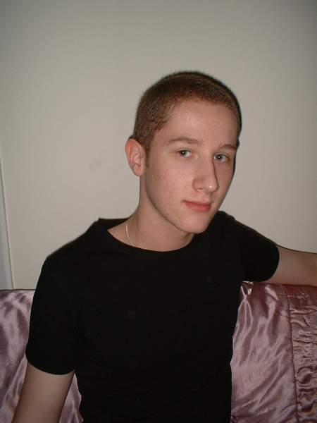 JH 21ans, joli petit cul, très passif cherche plan sur Paris
