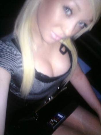 Blonde sexy de 29 ans cherche homme 40-50 ans de passage sur Cannes pour relations physiques